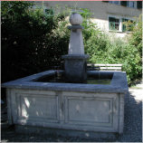 Der neue Brunnen (im Hintergrund das inzwischen abgebrochene Mdchenheim)